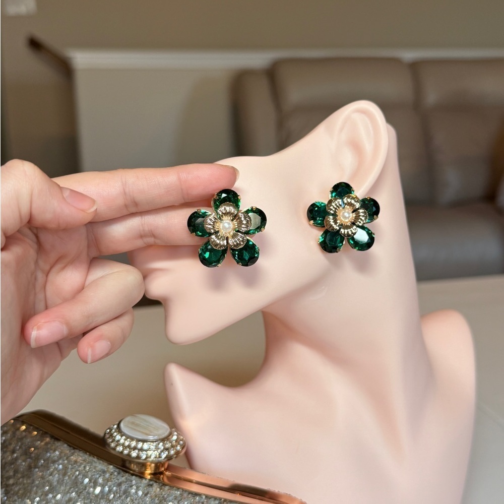 ⚜️ Elegant Green and Gold Floral Earrings - Picture 9 of 9